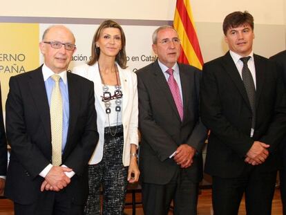 El ministro de Hacienda, Crist&oacute;bal Montoro;la delegada del Gobierno en Catalu&ntilde;a, Mar&iacute;a de los Llanos;el presidente de Pimec, Josep Gonz&aacute;lez, y el presidente de la Plataforma Multisectorial contra la Morosidad, Antoni Ca&ntilde;ete. 