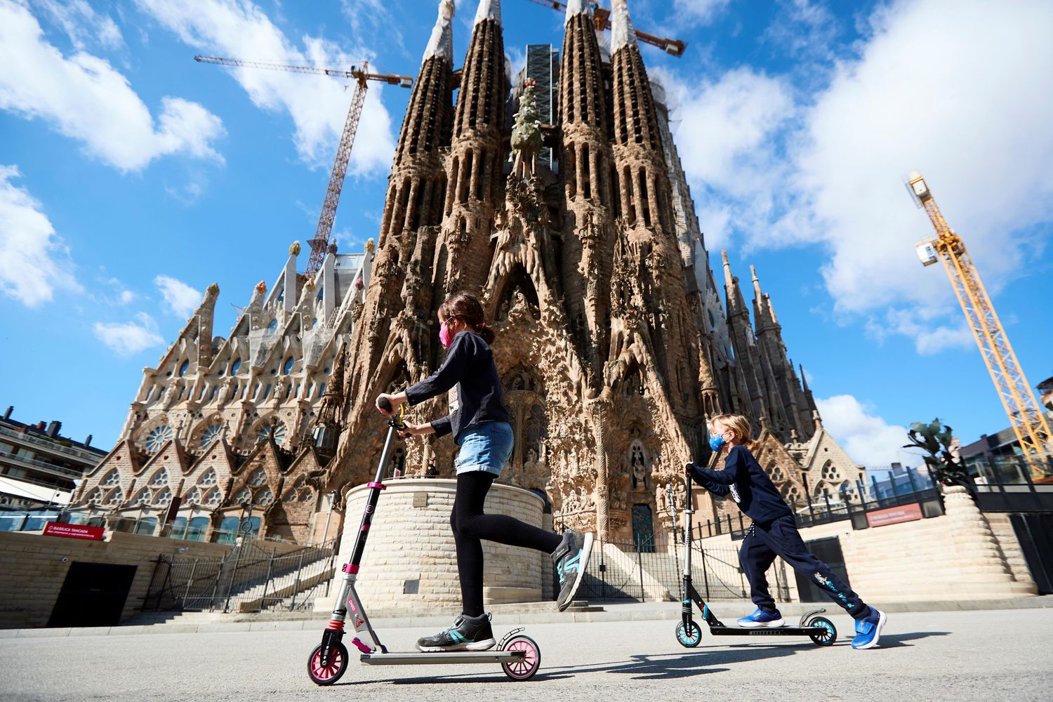 Dos niñas juegan ante la Sagrada Familia este martes, cuando se cumplen 45 días de confinamiento por la pandemia.