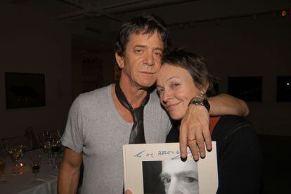 Lou Reed y su pareja de los últimos años, la artista Laurie Anderson, en una galería de arte en 2005, en Nueva York. 