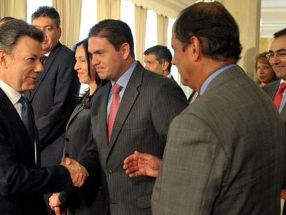 El presidente Santos (izda), el d&iacute;a que anunci&oacute; la negociaci&oacute;n.