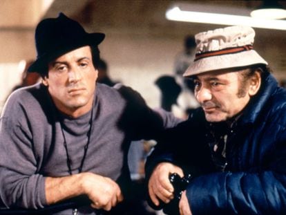 Sylvester Stallone y Burt Young, como Rocky Balboa y Paulie Pennino.