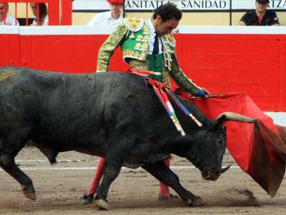El Cid en su segundo toro este domingo en la plaza de Vista Alegre de Bilbao. 
