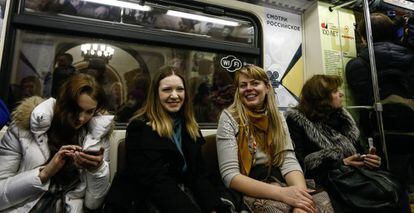 Jóvenes rusas viajan en el metro de Moscú, el pasado 24 de marzo.