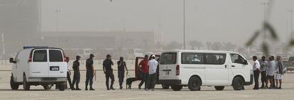 Policías inspeccionan con perros varias furgonetas aparcadas cerca del circuito