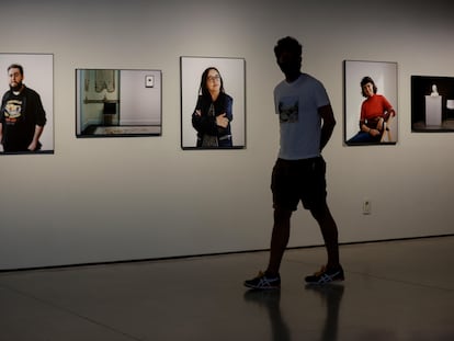 Un visitante recorre este lunes el museo Can Framis de Barcelona la sala con tres de los retratos de Sophie Köhler dedicados a vigilantes de sala.