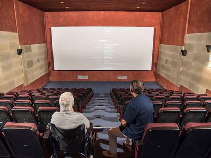 Los gestores de los cines Canal Salat de Ciutadella (Menorca) Juan Mayans (d) y Andreu Torres observan una de las salas vacías el 8 de septiembre.