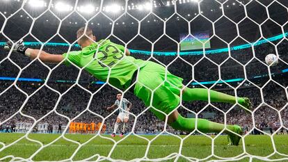 Lautaro Martínez anota el penalti decisivo en la tanda ante Países Bajos para dar el pase a las semifinales del Mundial a Argentina.