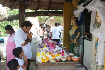 Ofrenda en el templo budista Sri Dalaga Maliwaga, en Kandy.