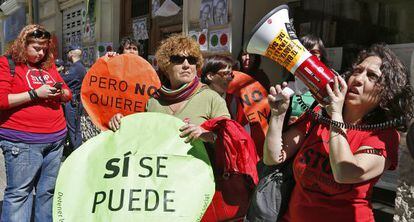 La Plataforma de Afectados por las Hipotecas durante una acci&oacute;n de escrache frente a la casa del vicesecretario de Estudios y Programas del PP, Esteban Gonz&aacute;lez Pons, en Valencia.