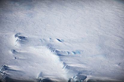 Vista de la costa oeste de la Antártida fotografiada desde la ventana de un avión de la NASA durante la Operación IceBridge, el 28 de octubre.