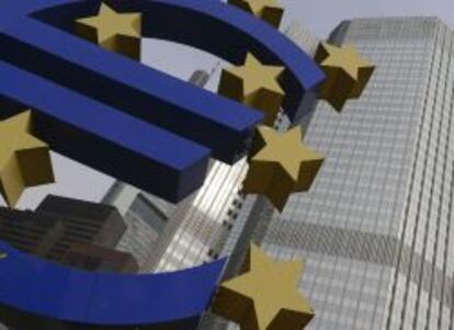 Vista del logotipo del euro frente a la sede del Banco Central Europeo (BCE) en Fr&aacute;ncfort.