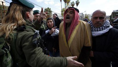 Un palestino discute con una polic&iacute;a durante una manifestaci&oacute;n en Hebr&oacute;n. 