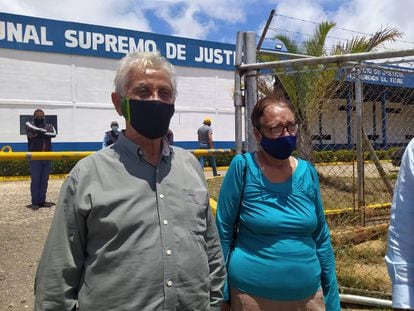 La periodista Milagros Mata Gil y el novelista Juan Manuel Muñoz al salir del Tribunal de Justicia, este jueves.