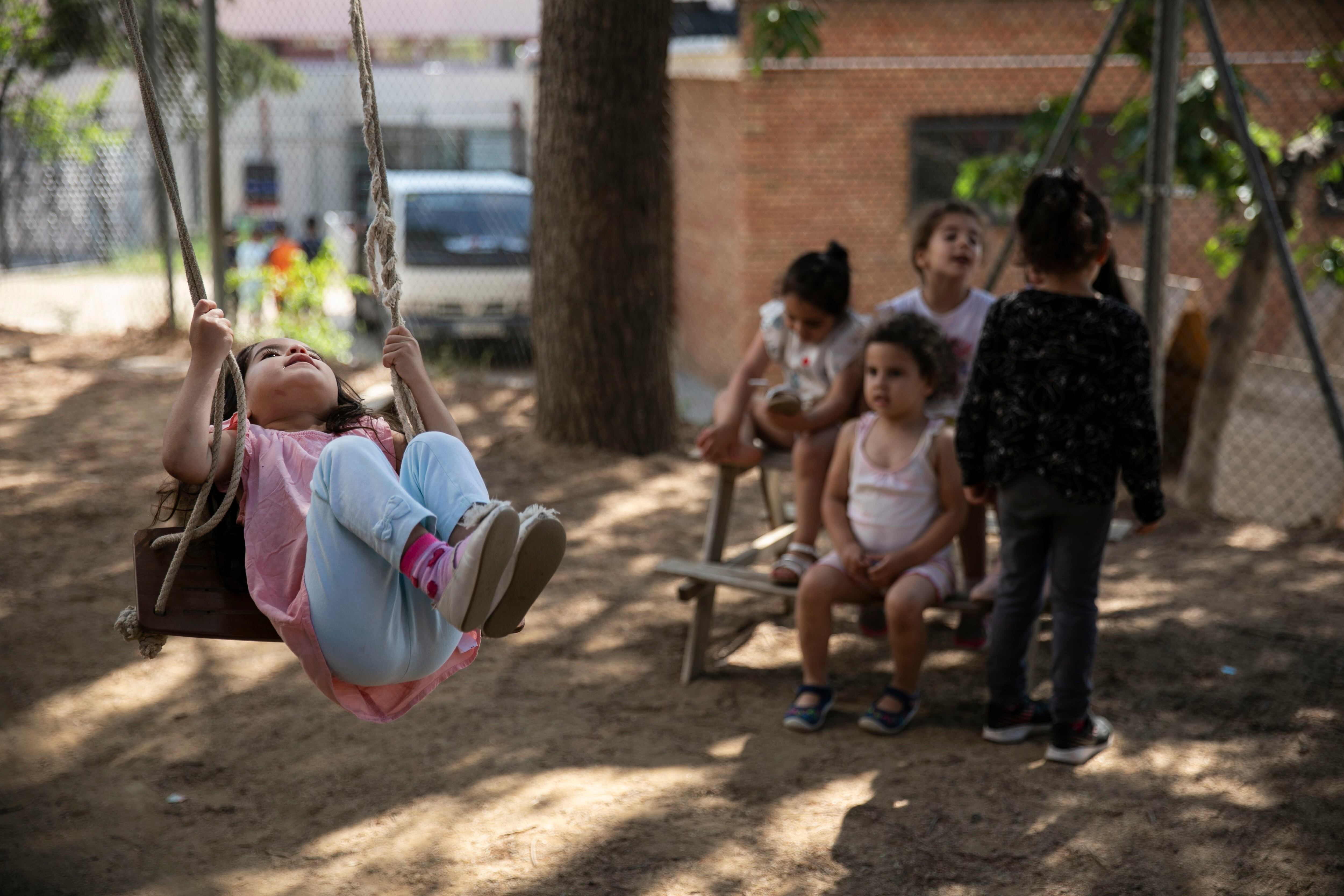 Un grupo de alumnos en el patio de la escuela Tarlatana de Sabadell.