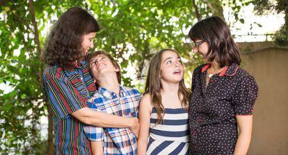 Julia Sevillano y Esther Vidal, con sus hijos en el jardín de su casa de Granada.