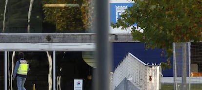 Agentes de la Policía Judicial buscan pruebas en el recinto Madrid Arena.