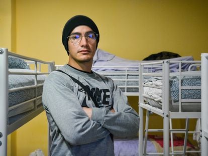 Diego Rodríguez, colombiano de 27 años, que llegó a Hostel Nápoles hace tres meses, tras aterrizar en Barajas.