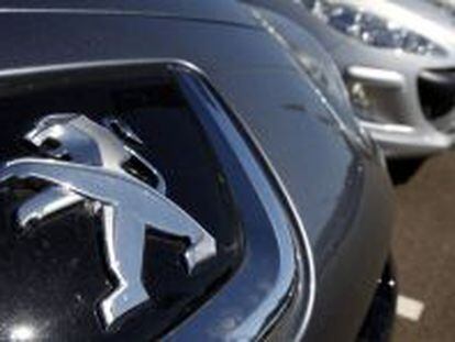 The Peugeot logo is seen on a car at a dealership of French car maker PSA Peugeot-Citroen, Europe&#039;s No. 2 automaker by volume, in Selestat, eastern France, September 7, 2012.  Peugeot, a founding member of the CAC 40 when the benchmark was created a quarter century ago, will be replaced by Belgian chemicals group Solvay, NYSE Euronext said on Thursday, September 6, with the changes taking effect on September 24.        REUTERS/Vincent Kessler (FRANCE - Tags: TRANSPORT BUSINESS EMPLOYMENT)