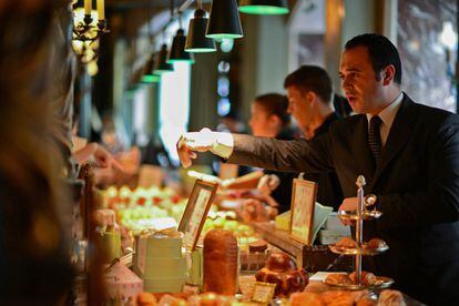 París, la ciudad de los cafés, la tertulia y la bohemia cuenta también con buenas confiterías y salones de té. Paraísos del dulce, como Ladurée (en la foto), templo de los famosos 'macarons' en plenos Campos Elíseos: aquí se crearon. Fundada en 1862 como panadería, su decoración inspirada en la Opera de París la puso de moda.