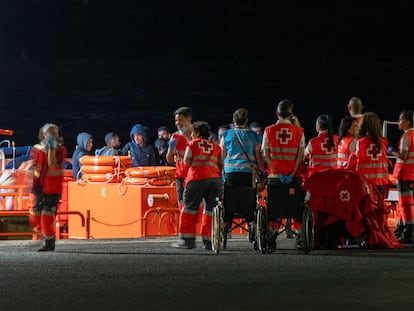 Llegada a Puerto Naos, en Arrecife, de 48 personas rescatadas por Salvamento Marítimo el pasado miércoles.