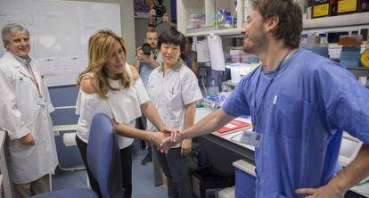 La presidenta de la Junta, Susana Díaz, saluda al personal del IBIS, en Sevilla.