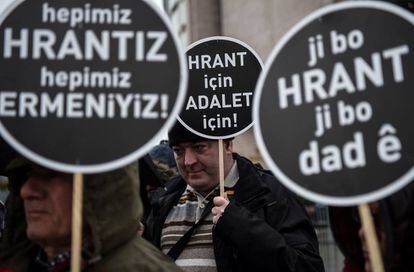 Manifestantes con pancartas en las que se lee "Todos somos Hrant, todos somos armenios" y "Por Hrant, por la Justicia" frente al tribunal de Çaglayan el pasado 16 de enero.