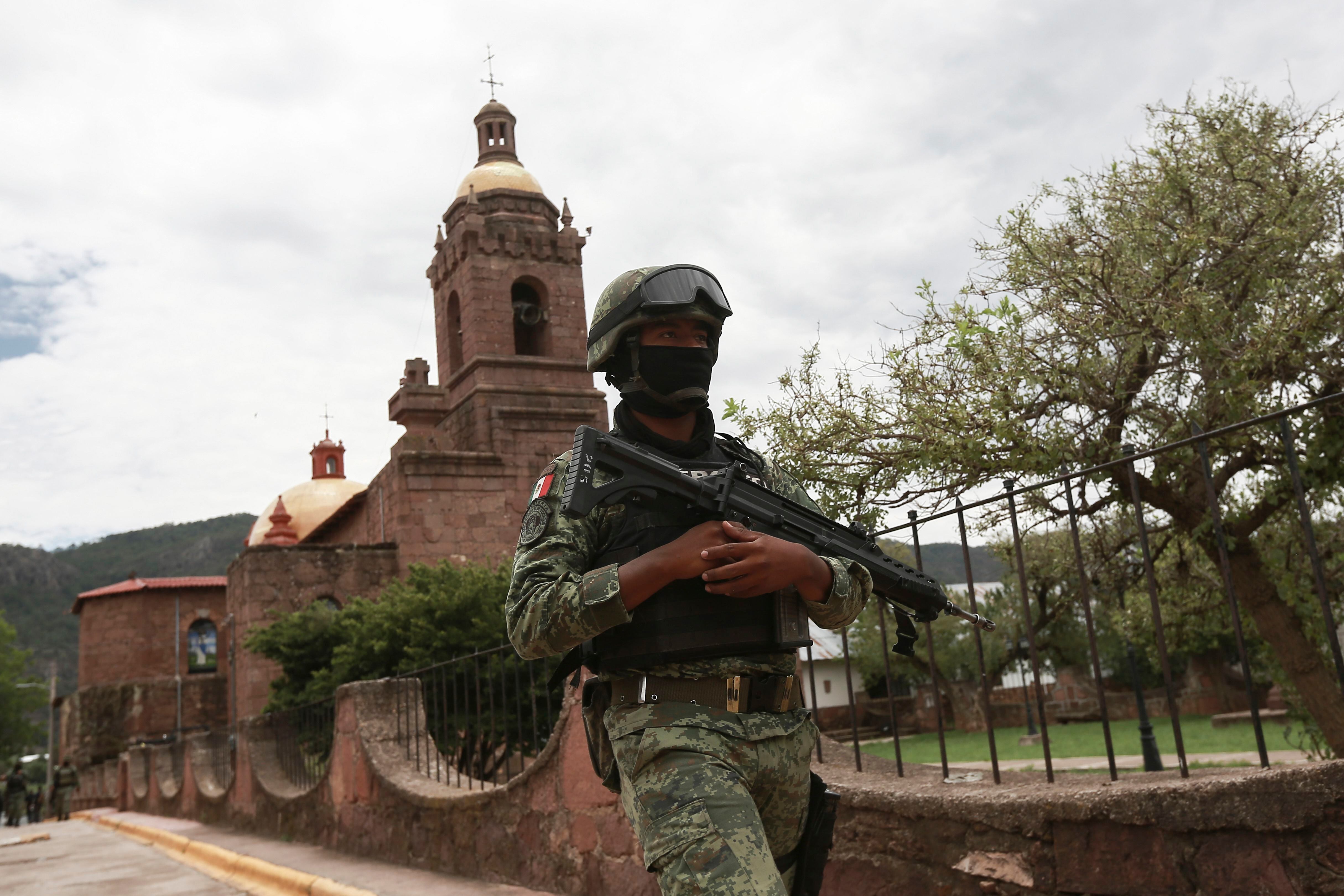 Un soldado afuera de la iglesia de Cerocahui el 22 de junio, días después del asesinato de los sacerdotes y el guía turístico.