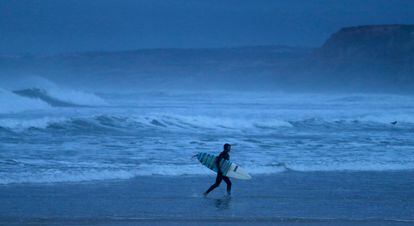 Un surfero en la playa portuguesa de Baleal