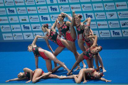 Las nadadoras españolas Clara Basiana, Cecilia Jiménez, Sara Levy, Paula Ramírez, Ona Carbonell, Paula Klamburg, Mertxell Mas y Cristina Salvador, compiten en el Campeonato Preolímpico de Natación Sincronizada en el Centro Acuático Maria Lenk de Río de Janeiro (Brasil), el 4 de marzo de 2016.