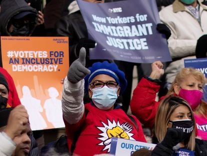 Un grupo de inmigrantes reclama el derecho de voto ante el Ayuntamiento de Nueva York, en diciembre pasado.