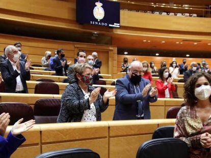 La ministra de Hacienda, María Jesús Montero (derecha), aplaudidad por la vicepresidenta de Asuntos Económicos, Nadia Calviño, tras la aprobación del Presupuesto en el Senado.