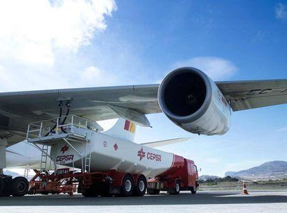 Un avión de Iberia reposta con queroseno de Cepsa. La aviación quemó el 8% del petróleo que se produjo en 2019, según BloombergNEF.