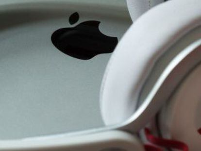 Los cascos de Beats sobre una tableta de Apple.