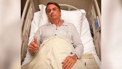 The president of Brazil, Jair Bolsonaro, poses in the hospital, after being admitted for abdominal pain, for a photo that he tweeted this Monday.