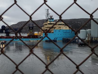 El buque 'Nexus', atracado en el puerto de San Juan de Terranova.