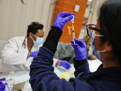 Una doctora prepara una dosis pediátrica de la vacuna contra la covid-19 en un hospital de Nueva York, el 23 de noviembre.