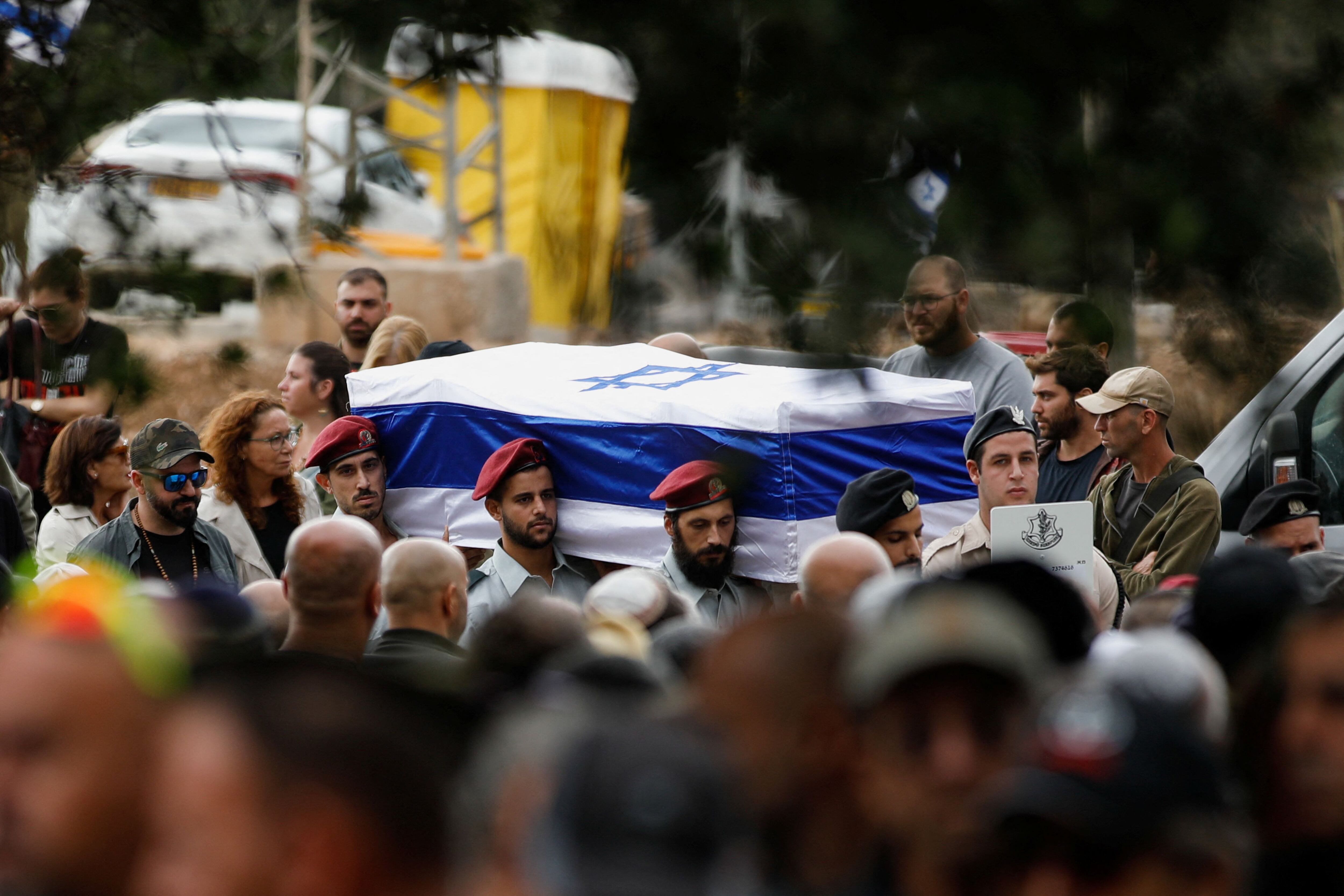 Soldados israelíes cargan el féretro del sargento y productor Matan Neir durante el funeral celebrado este lunes 13 de noviembre.