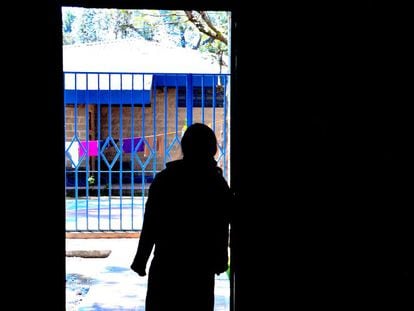 Una niña, en el umbral de una de las estancias del centro La Alianza, que ayuda a víctimas de trata a rehacer sus vidas.