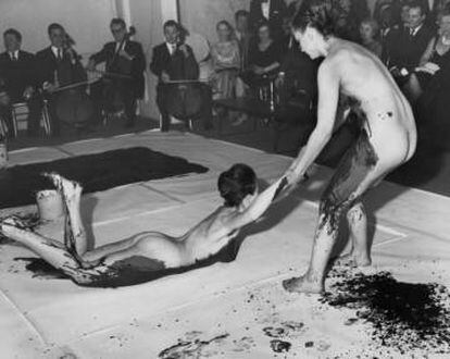 Inauguración de la muestra 'Antropometrías de la Época Azul' en 1960 en París.