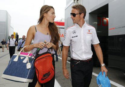 Jenson Button y su esposa, Jessica, sufrieron un robo mientras dormían en una villa de Saint Tropez en la que se encontraban de vacaciones en 2015. El piloto de fórmula 1 y su pareja fueron gaseados y se llevaron joyas muy valiosas, entre ellas el anillo de compromiso de la señora Button.