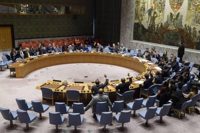 Miembros del Consejo de Seguridad votan sobre la resolución que prórroga la misión de paz en el Sáhara Occidental, el 31 de octubre en Nueva York.