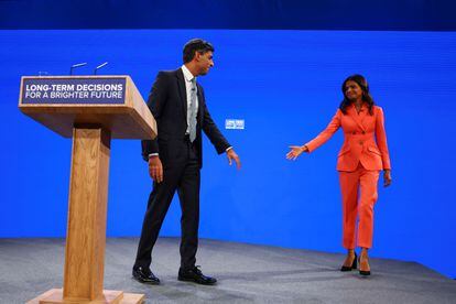 Rishi Sunak y su esposa, Akshata Murty, durante la convención anual del Partido Conservador