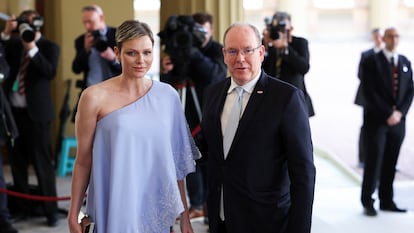Alberto y Charlene de Mónaco, en 5 de mayo de 2023 a su llegada al palacio de Buckingham, en Londres, por la recepción ofrecida por Carlos de Ingalterra con motivo de su coronación.
