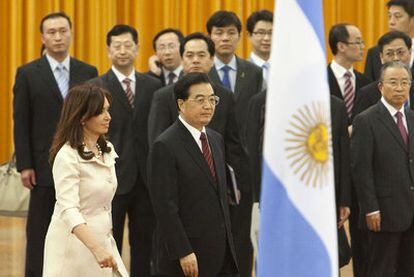 La presidenta argentina, Cristina Fernández, y su homólogo chino, Hu Jintao, en Pekín el pasado julio.