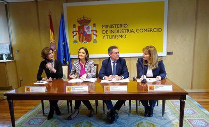 De izquierda a derecha, Isabel Oliver, Reyes Maroto, Juan Espadas y Gloria Guevara, en la presentación de la cumbre del WTTC en Sevilla.