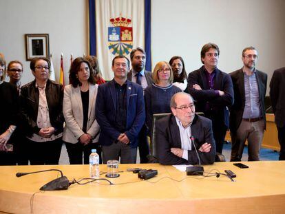 Manuel Robles, sentado, en la rueda de prensa donde anuncia su marcha. 