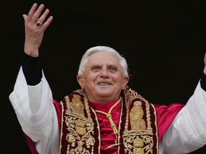 Joseph Ratzinger saluda desde un balcón del Vaticano a los fieles congregados en la plaza de San Pedro, nada más ser elegido nuevo Papa.