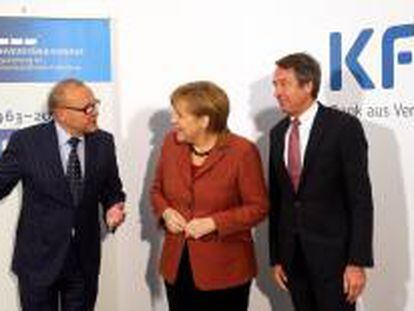 La canciller alemana, Angela Merkel (c) junto al director del Consejo Alemán de Expertos Económicos, Wolfgang Franz (i) y el presidente del grupo bancario KfW, Ulrich Schroeder (d). EFE/Archivo