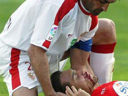 Javi Navarro auxilia a Arango tras la agresión.