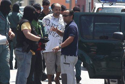 A. A. Chiba, con camiseta blanca, tras su detención.